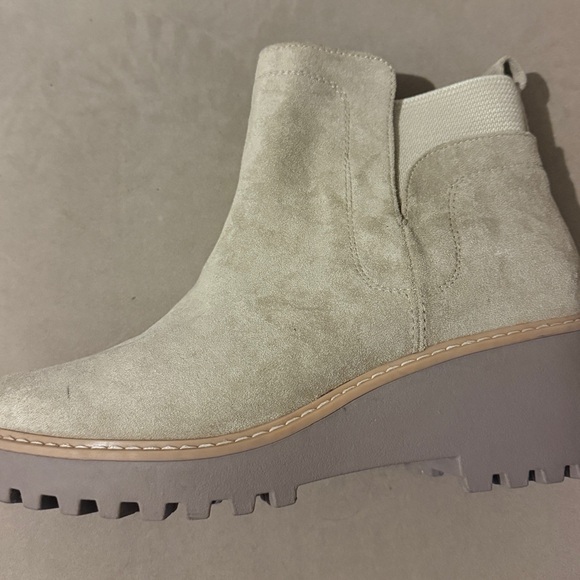 Women's DV Dolce Vita Rielle Ankle Bootie size 9 color Dune. NWOT - Picture 3 of 11